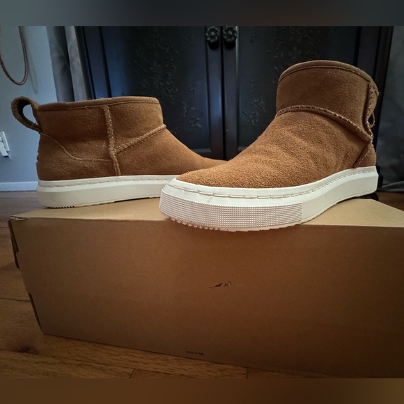 UGG Alameda booties! Slip-on silhouette and with plush sheepskin lining - Picture 3 of 6